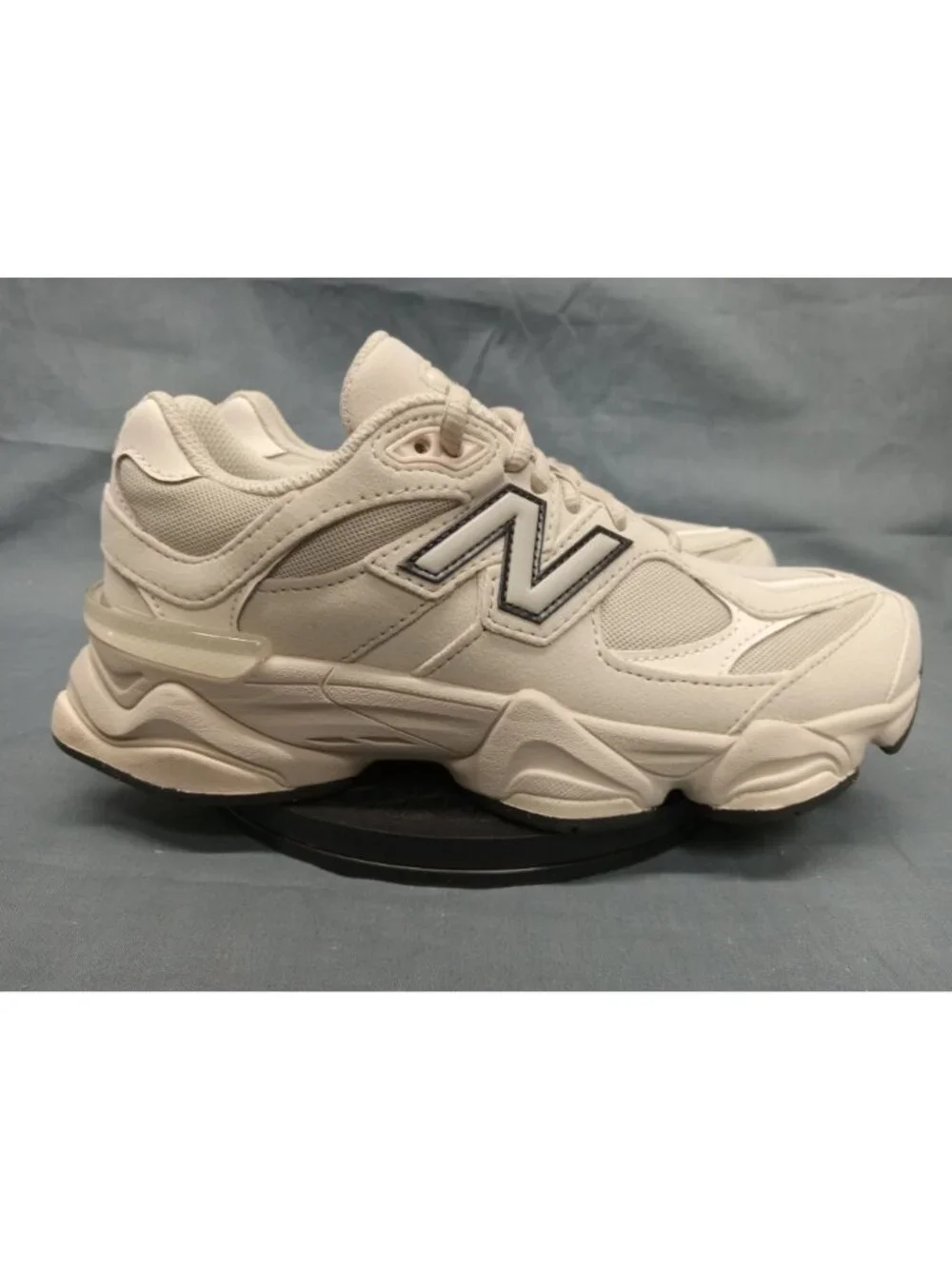 New Balance 9060 (GS) Sneakers G90607GY Grey Beige Boys Size 5 NEW IN BOX!